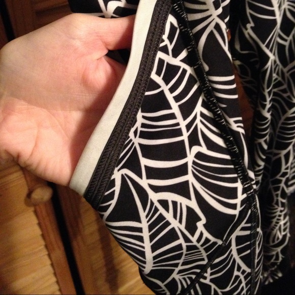 Run A Marathon Crop II in Palm Print w/ Mesh Back - Picture 6 of 8